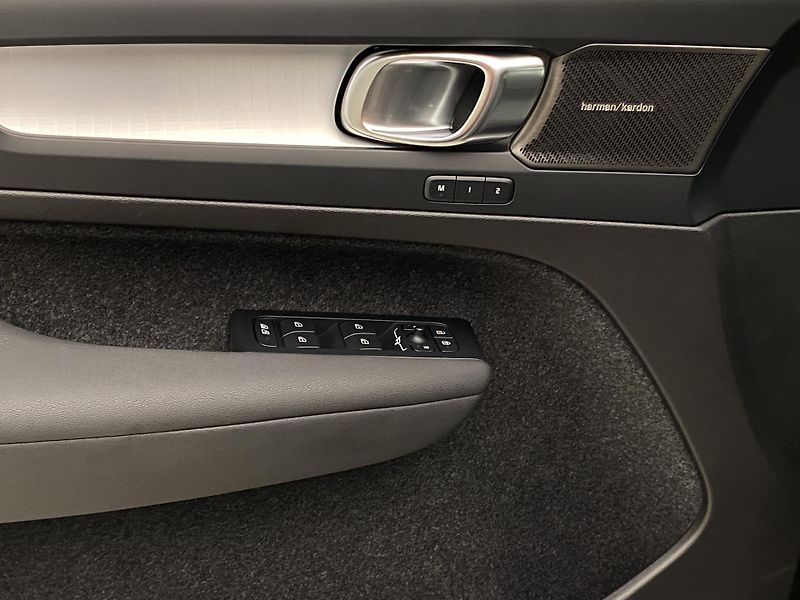 Volvo XC40 B3 DARK PLUS AUT CZ - fotka 29 z 56