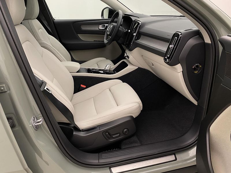Volvo XC40 B4 DARK ULTRA AUT CZ - fotka 24 z 59