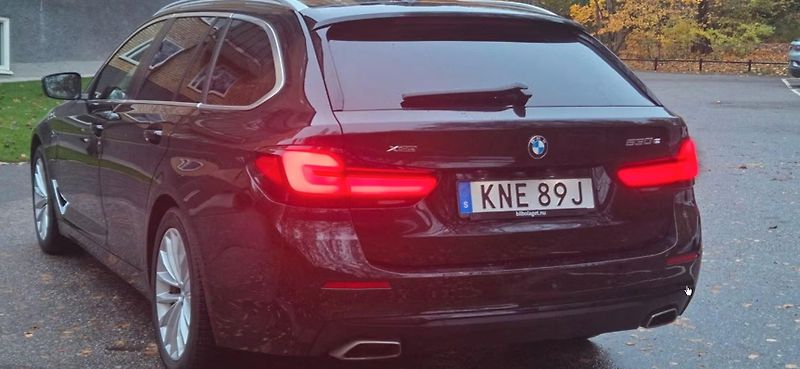 BMW Řada 5 530e xDrive Bílý interiér Taž. - fotka 9 z 25