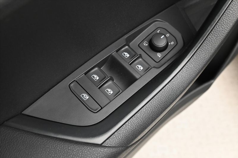 Škoda Karoq 2,0 TDI 110 kW VIRTUAL Kamera - fotka 25 z 30