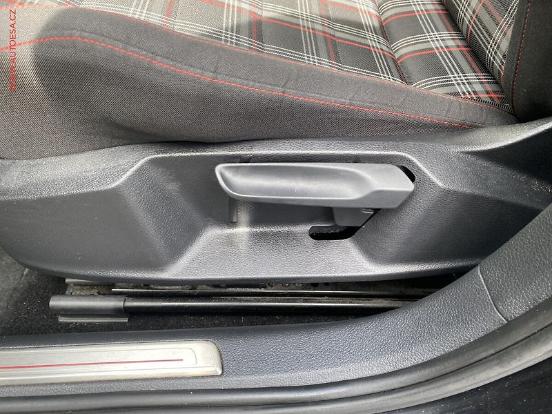 Volkswagen Golf (2014) 2.0 TSi, GTi, bixen, +ALU - fotka 14 z 19