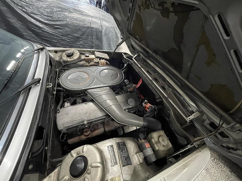 BMW Řada 5 (1974) 525i E12 REZEVOVÁNO - fotka 12 z 26
