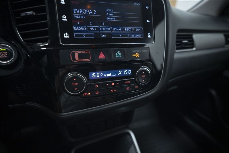 Mitsubishi Outlander 2,0 MIVEC AWD AT INTENSE ČR - fotka 23 z 33