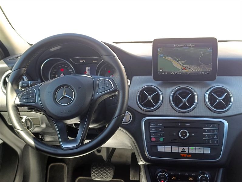 Mercedes-Benz GLA 2,2 200d Kamera Navi Kůže LED - fotka 16 z 38
