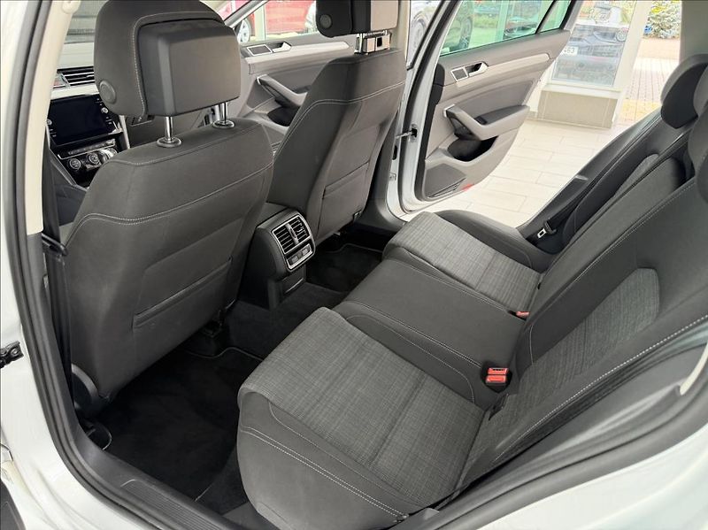 Volkswagen Passat 2,0 TDI, LED, DSG, MirrorLink - fotka 28 z 33