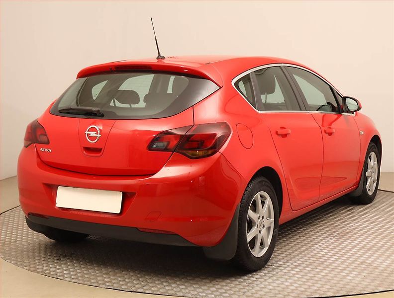 Opel Astra (2010) 1.4 16V, Tempomat - fotka 5 z 17