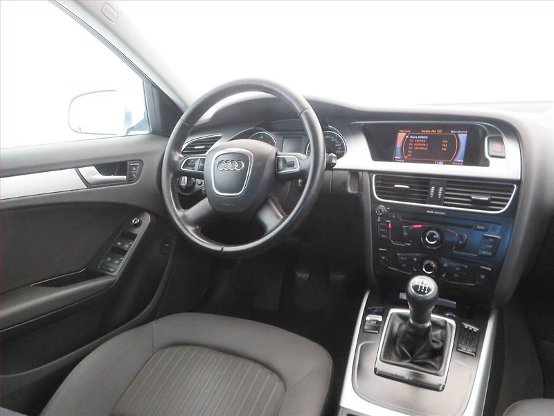 Audi A4 (2010) Ambiente 2.0 TDI, Xenony - fotka 7 z 15