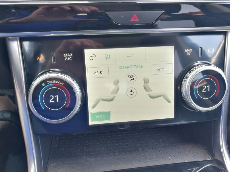 Jaguar XE 2,0 T 52000 km - fotka 11 z 23