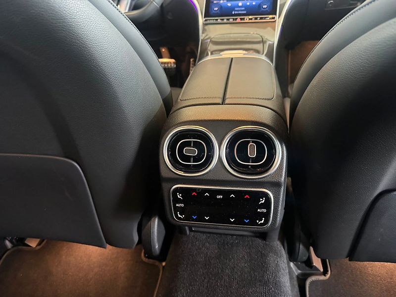 Mercedes-Benz Třídy C 220d AMG Premium Plus - fotka 21 z 21