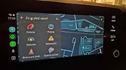 Mobilní navigace Waze v Android Auto. Ilustrační snímek