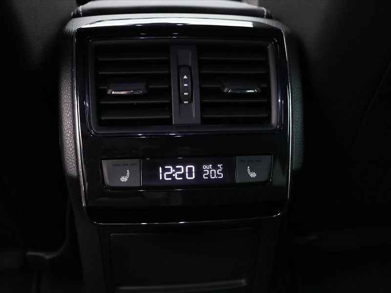 Škoda Superb 2,0 TDI 147kW DSG CZ Sportline - fotka 24 z 32