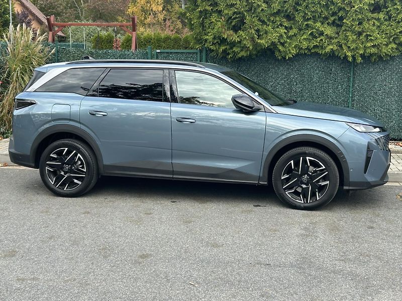 Peugeot 5008 (2025) ALLURE hybrid eDCS6 7míst 1maj - fotka 12 z 36