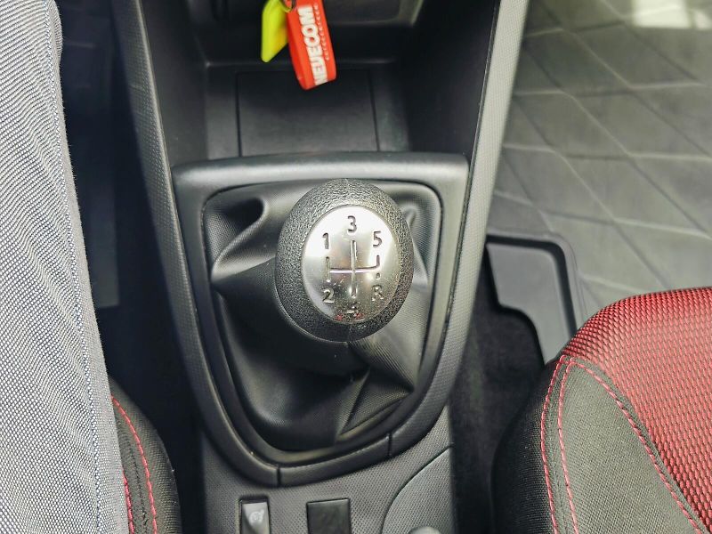 Renault Clio (2015) 1,2 16V 54 kW Limited - fotka 31 z 40