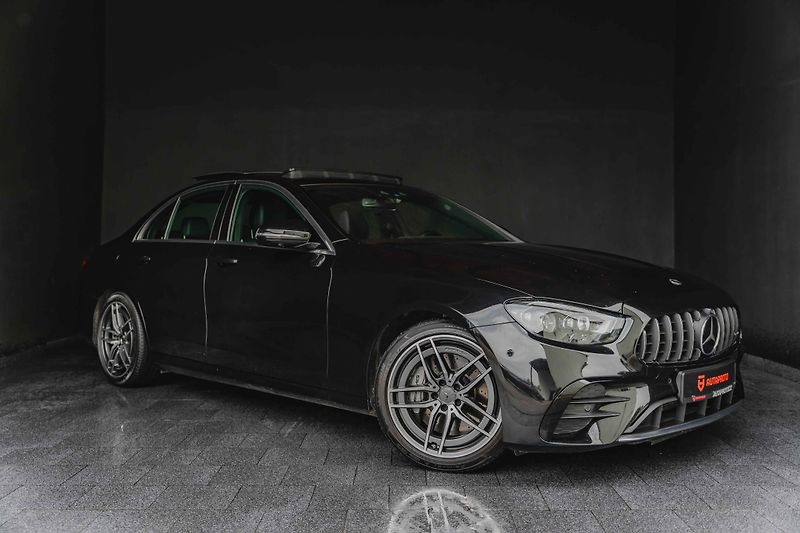 Mercedes-Benz Třídy E (2022) 53-AMG-4M-PANO-DIS-360-GTsport - fotka 3 z 17