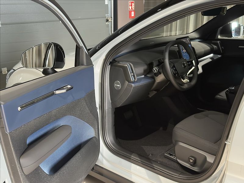 Volvo EX30 (2026) 0,0 P8 AWD  Ultra Cross Countr - fotka 10 z 38
