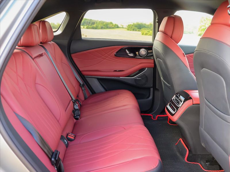 Omoda 9 1.5 Hybrid 395KW CZ 7 let záru - fotka 14 z 40