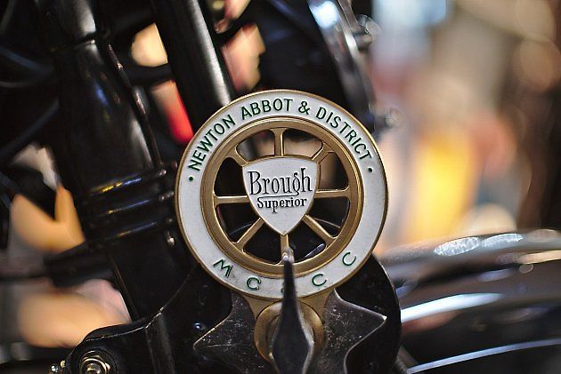 Detail na značku umístěnou na motocyklu., zdroj: Wikimedia Commons, Thomas Vogt, CC BY-SA 2.0