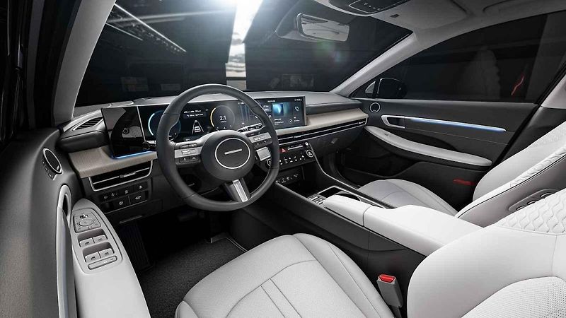 Hyundai Sonata má elegantní a aerodynamická boční linie.