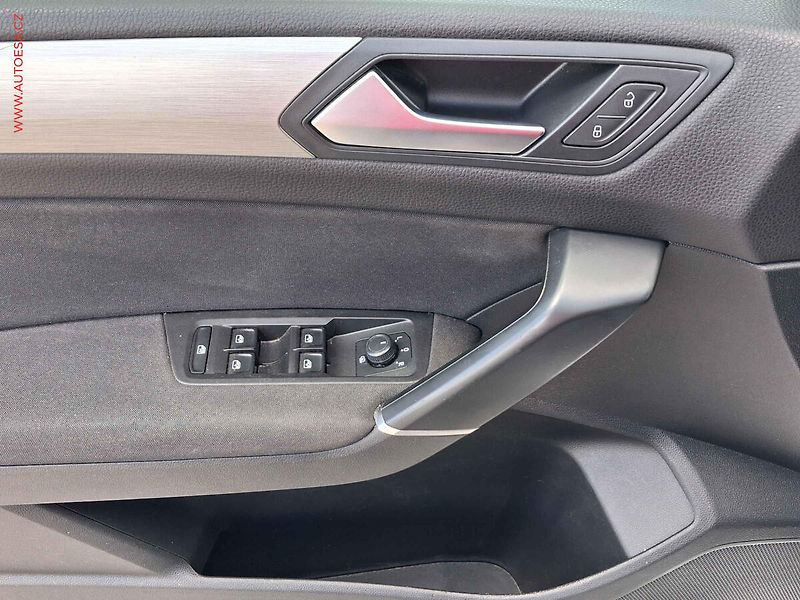 Volkswagen Touran (2019) 2.0TDi, DSG, navi, AC, TZ - fotka 11 z 23