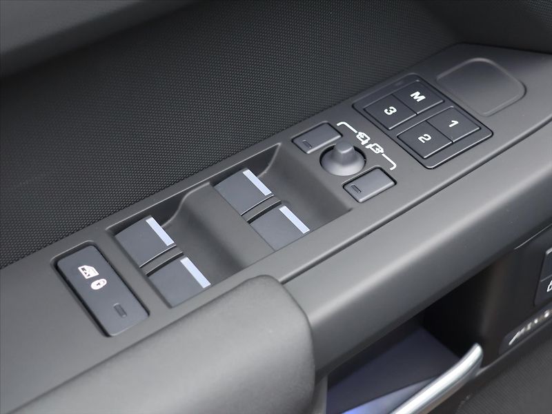 Land Rover Defender 5,0 110 P425 X-DYNAMIC CZ DPH - fotka 17 z 39