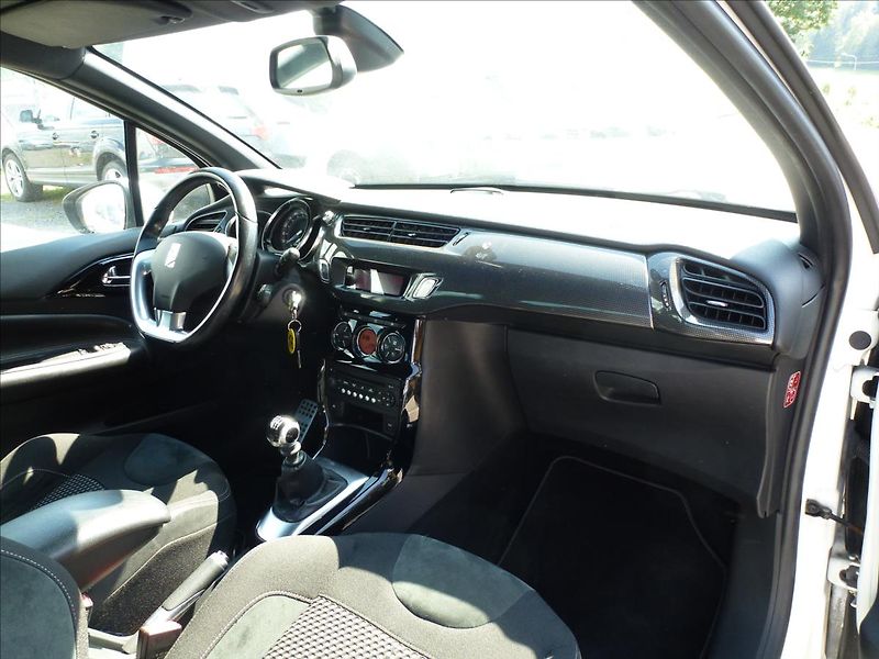 Citroën DS3 1,6 16V VTi THP SportChic - fotka 26 z 49