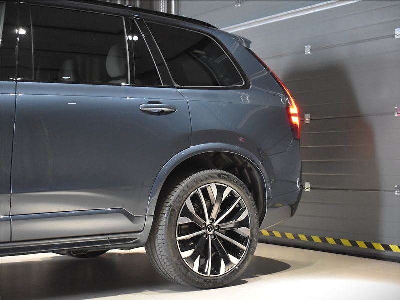 Volvo XC90 (2026) 2,0 T8  Ultra Dark - fotka 7 z 40