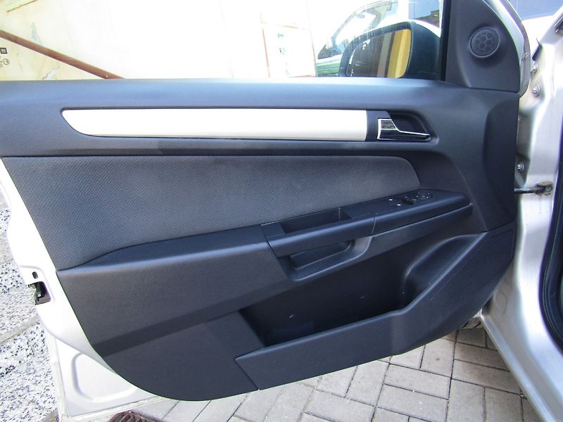 Opel Astra (2007) 1.8 16V AUTOMAT - fotka 18 z 35