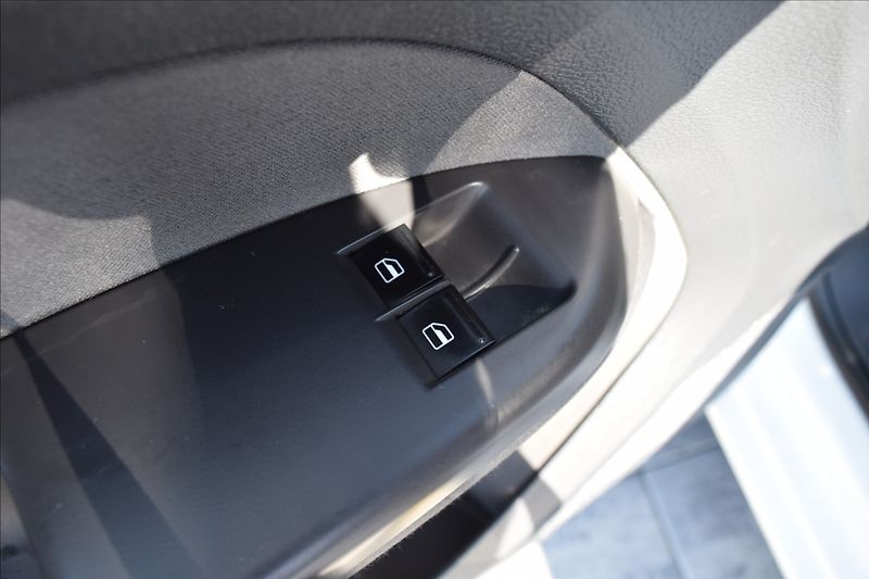 Volkswagen Caddy 1,6 TDI 77KW BEZ KOROZE - fotka 32 z 48