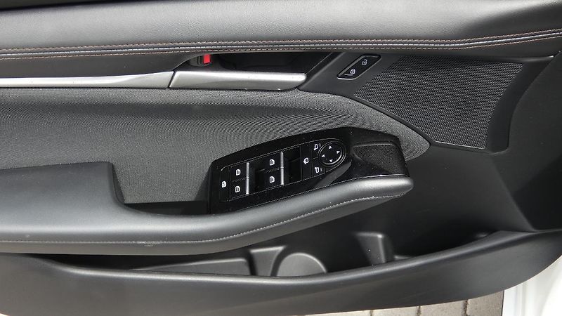 Mazda 3 2.0 Skyactive-G120 - fotka 9 z 22