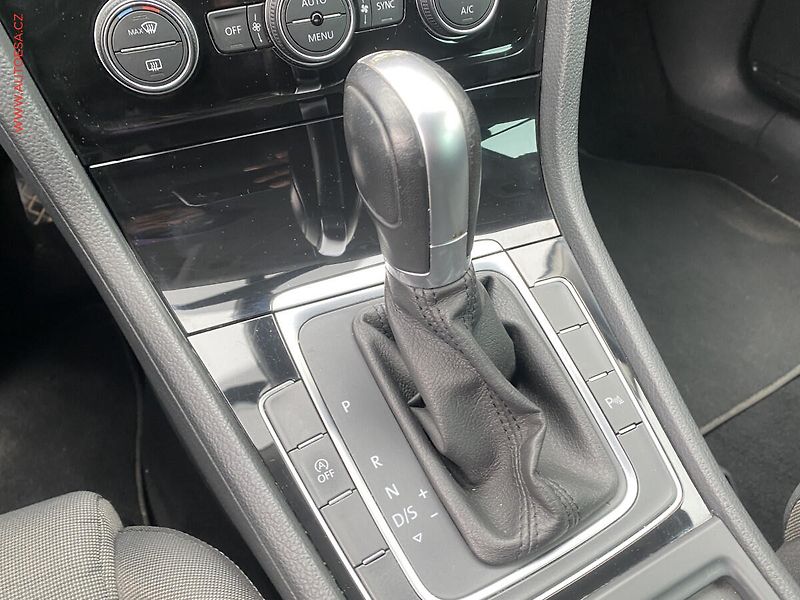 Volkswagen Golf (2018) 2.0 TDi, Highline, DSG, LED - fotka 16 z 19