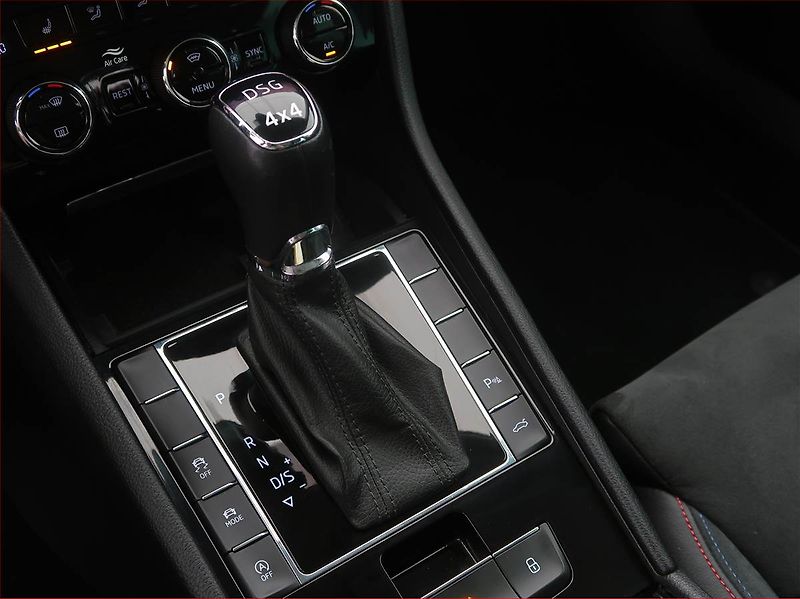 Škoda Superb (2018) Style Plus 2.0 TDI - fotka 11 z 16