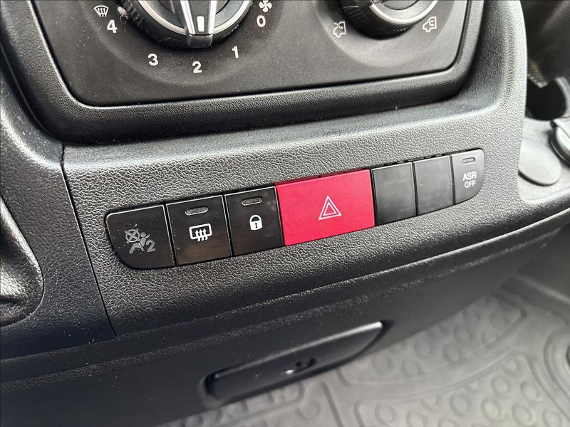 Peugeot Boxer 2,2 BHDI 103kW L2 Kombi Van - fotka 29 z 34