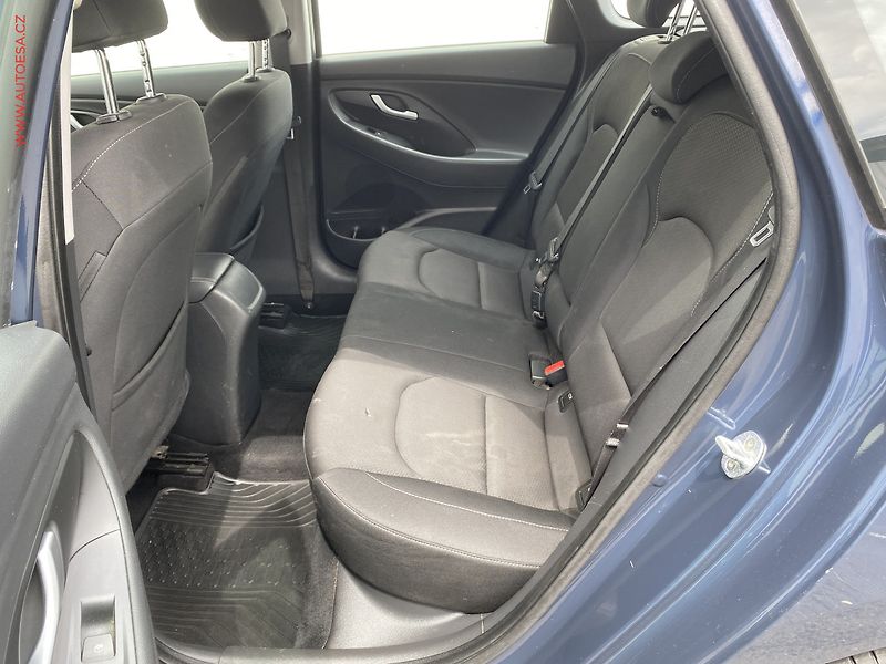Hyundai i30 (2017) 1.6 CRDi, 2.maj,ČR, AC, navi - fotka 10 z 17