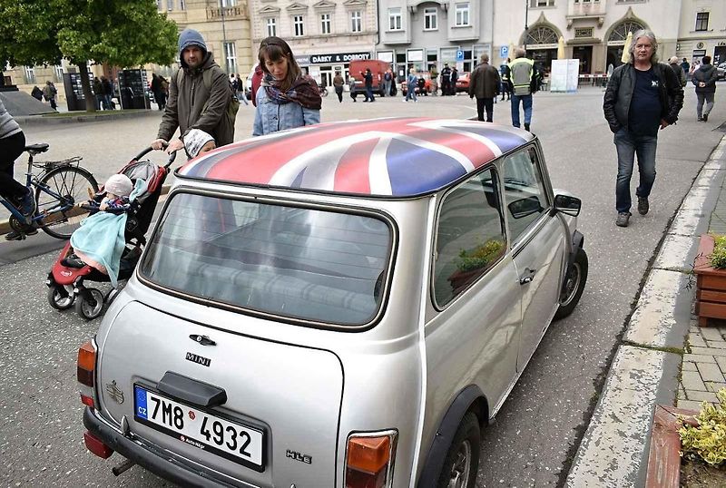 Tradiční sraz autoveteránistů na náměstí T. G. Masaryka v Prostějově. 18. května 2025