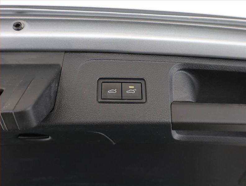 Volkswagen Passat (2021) R-Line 2.0 TDI, 4X4, Automat - fotka 19 z 21