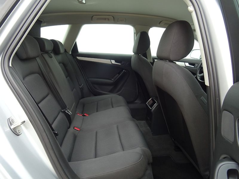 Audi A4 (2012) 2.0TDi,100kW,1maj,S.kniha,ALU - fotka 13 z 20