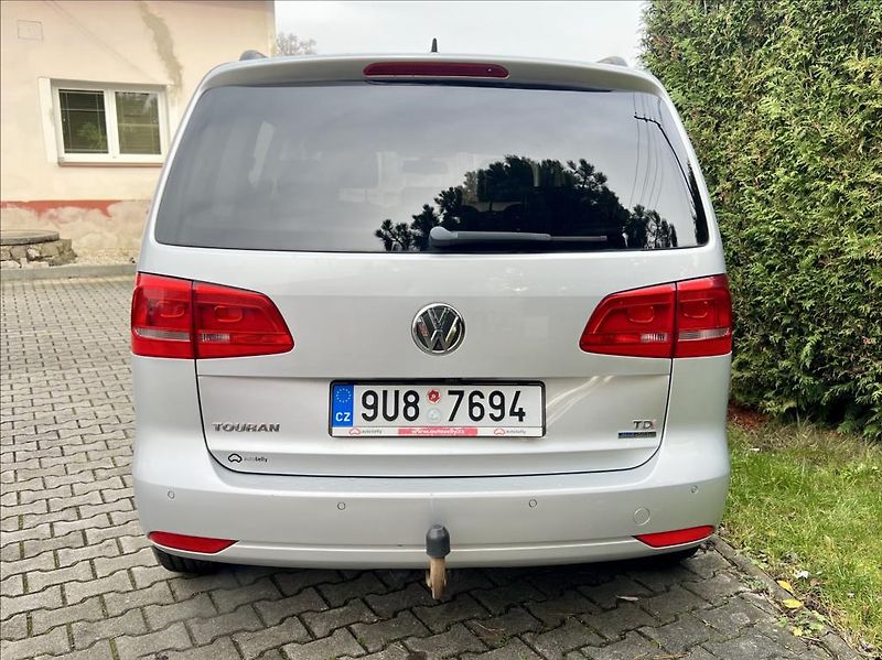 Volkswagen Touran 1,6 TDi  NAVI / kamera / ALU - fotka 4 z 44
