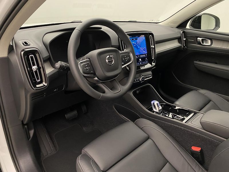 Volvo XC40 (2026) B4 AUT DARK PLUS - fotka 24 z 65