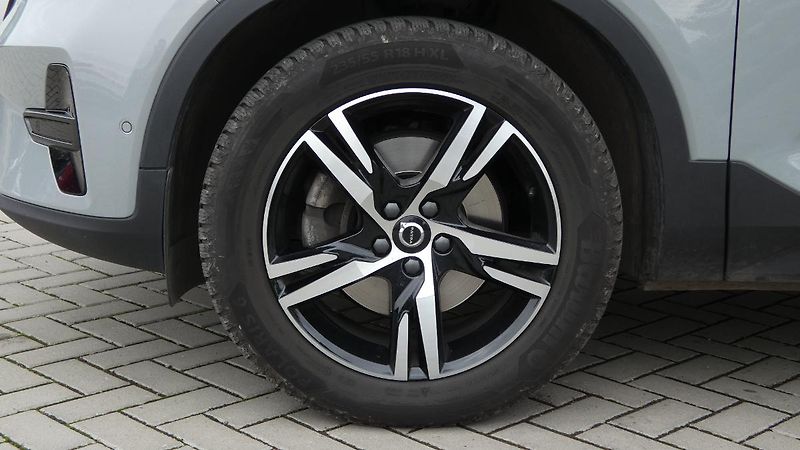 Volvo XC40 B3 PLUS DARK - fotka 22 z 23