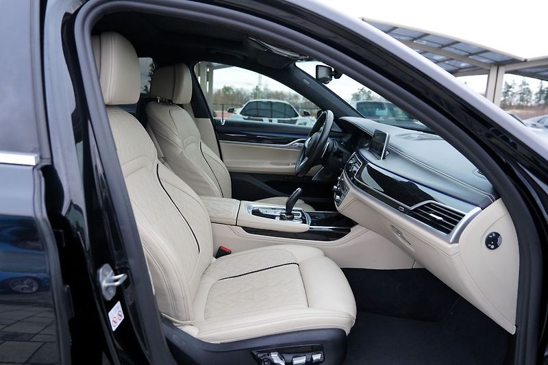 BMW Řada 7 750 Ld xDrive/Laser/M paket/ČR - fotka 30 z 50