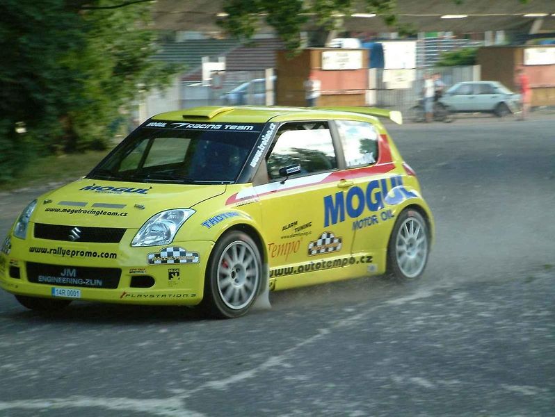 Jiří Hladík se svým zbrusu novým vozem Renault Clio Rally5 Phase II.