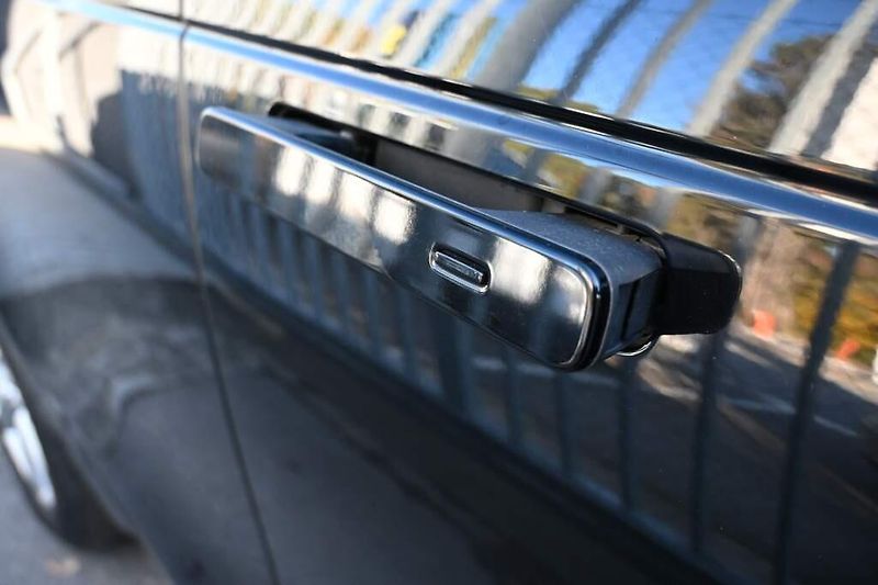 Land Rover Range Rover Velar (2019) 2.0 4x4 ACC Tažné 8AT D180 - fotka 30 z 37