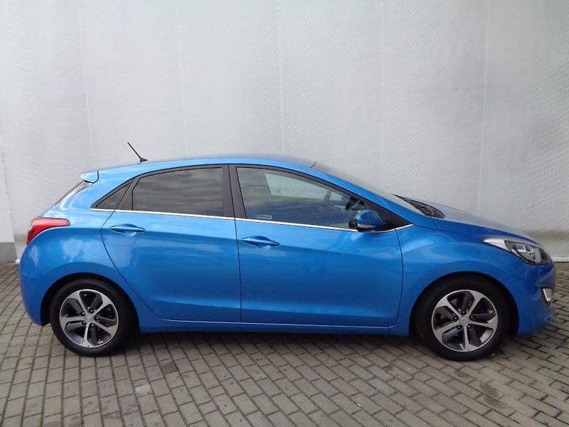 Hyundai i30 1.6i GDI Weekend - fotka 7 z 25