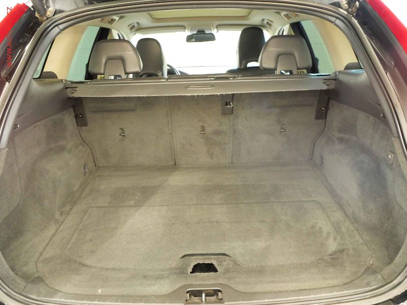 Volvo XC60 (2011) 2.4d 4x4, 2.maj, Xenon, kůže - fotka 7 z 21