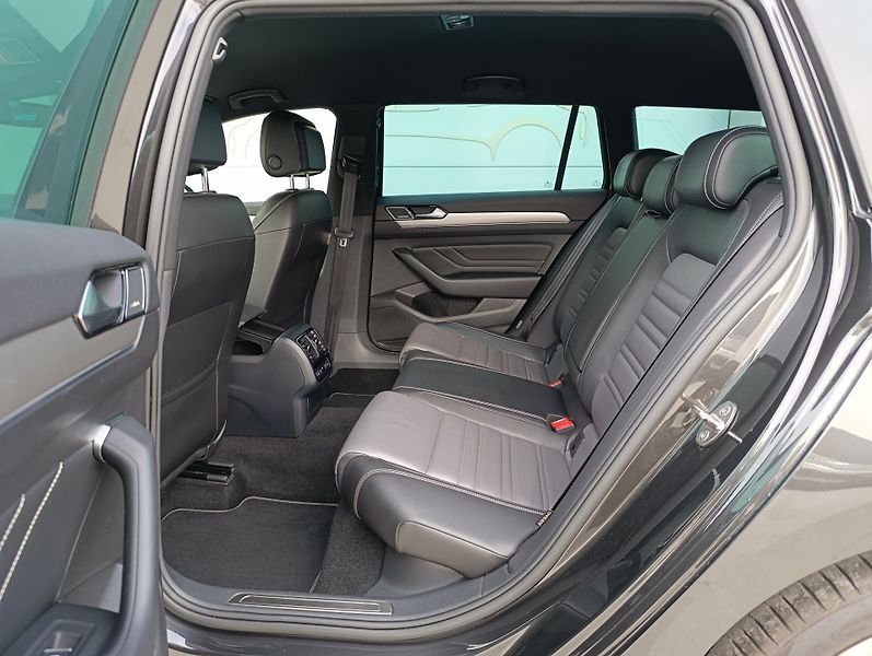 Volkswagen Passat 2.0TSI 206kW RLINE ČR 1.MAJ - fotka 16 z 39