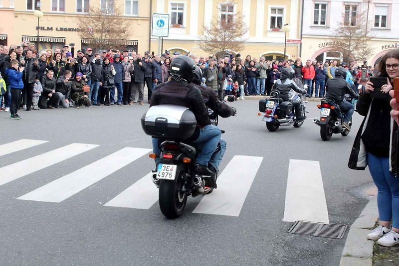 Z příjezdu spanilé jízdy motocyklů do Poděbrad.