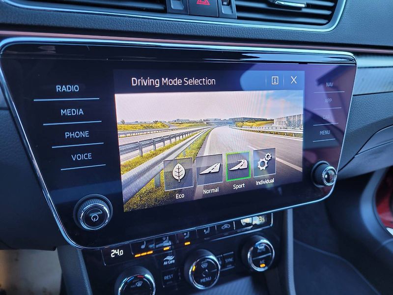 Škoda Superb 2.0 TDI DSG7 140kW Sportline 4 - fotka 37 z 62