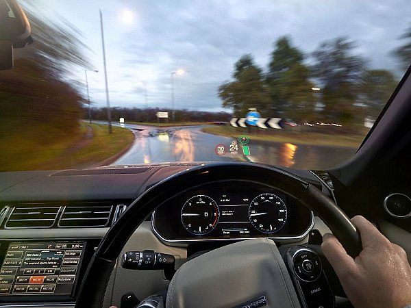 Modernizovaný Range Rover může mít nově za příplatek Head-Up Display (HUD).
