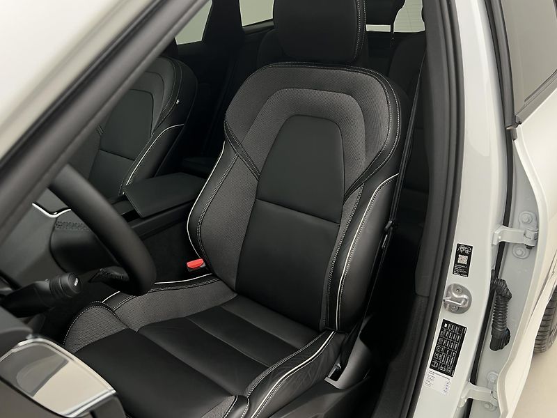 Volvo XC60 B5 AWD BLACK EDITION PLUS AUT  - fotka 19 z 46