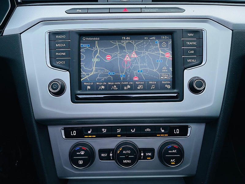 Volkswagen Passat 2.0TDI AUTOMAT VÝHŘEV SERVISKA - fotka 36 z 54